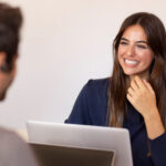 Cómo manejar clientes que quieren negociar todo: Precio, comisión y condiciones - Foto Freepik