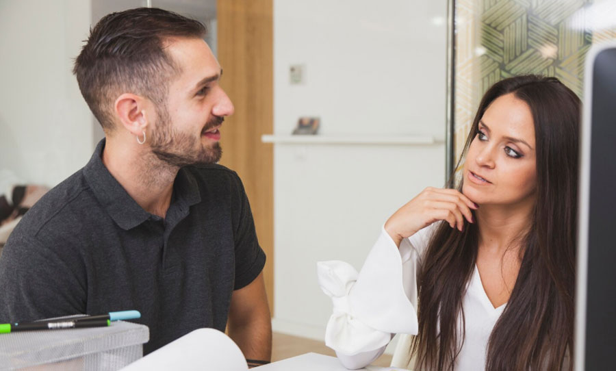 Cómo manejar clientes que quieren negociar todo: Precio, comisión y condiciones - Foto Freepik