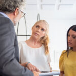 Cómo negociar y cerrar con clientes inmobiliarios difíciles sin estrés - Foto Freepik